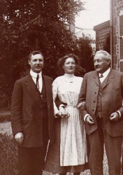 Mlle Fanfonne aux bras de son fiancé, Jean Hecht, et de son futur beau-père, Charles Hecht
